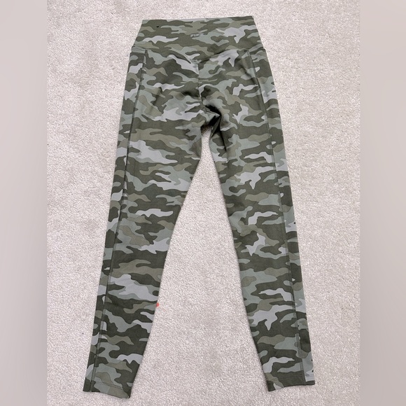22 Pink ultimate camo leggings a - Picture 1 of 3